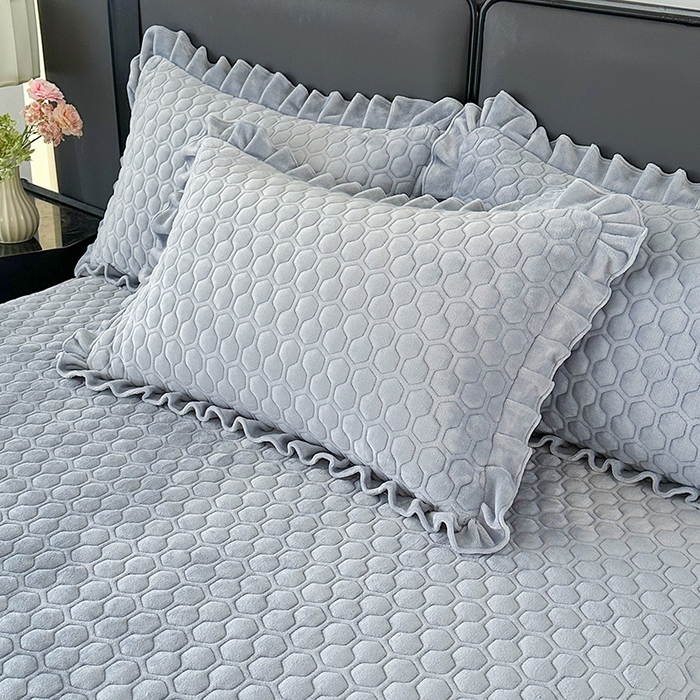 91家纺网 家纺一手货源 找家纺 董韵家纺 2025新款牛奶绒刺绣夹棉床裙三件套系列（控价） 绒语-云烟灰