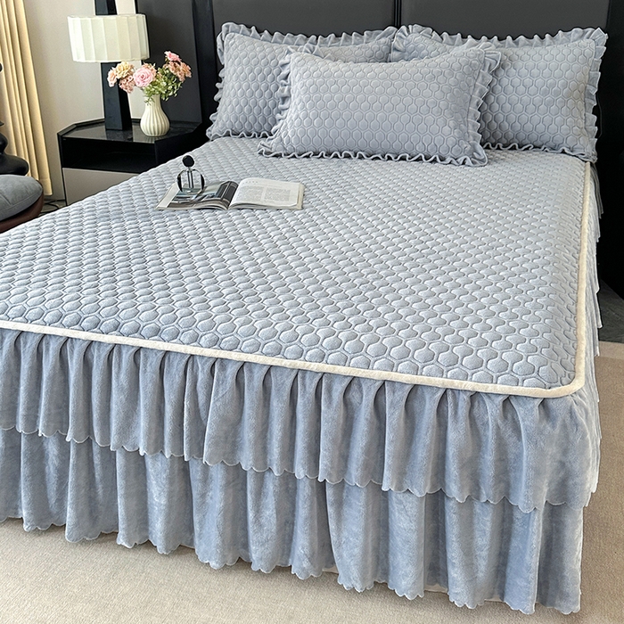 91家纺网 家纺一手货源 找家纺 董韵家纺 2025新款牛奶绒刺绣夹棉床裙三件套系列（控价） 绒语-云烟灰