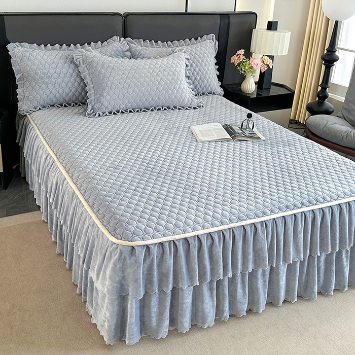 91家纺网 家纺一手货源 找家纺 董韵家纺 2025新款牛奶绒刺绣夹棉床裙三件套系列（控价） 绒语-云烟灰