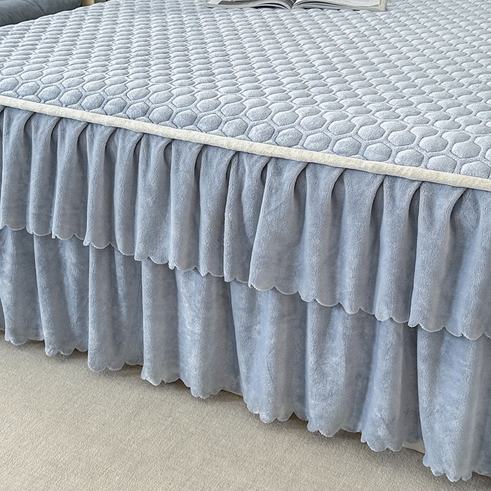 91家纺网 家纺一手货源 找家纺 董韵家纺 2025新款牛奶绒刺绣夹棉床裙三件套系列（控价） 绒语-云烟灰