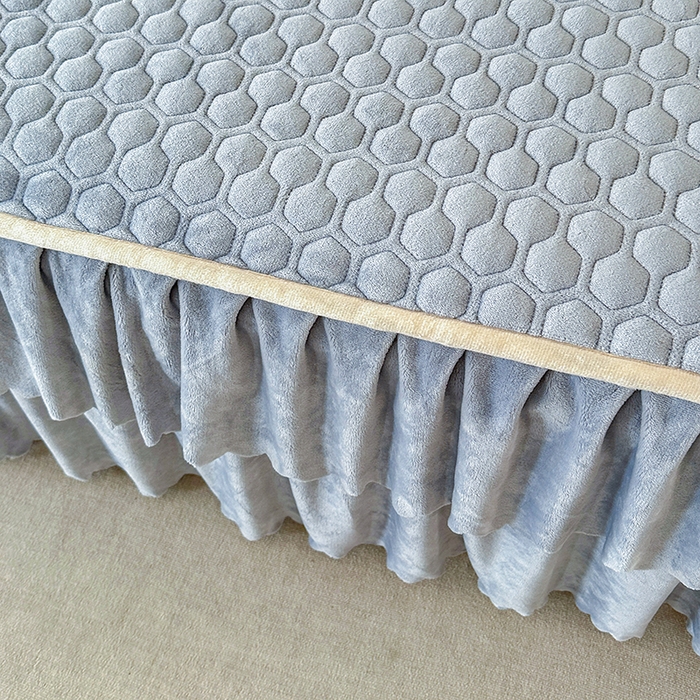 91家纺网 家纺一手货源 找家纺 董韵家纺 2025新款牛奶绒刺绣夹棉床裙三件套系列（控价） 绒语-云烟灰