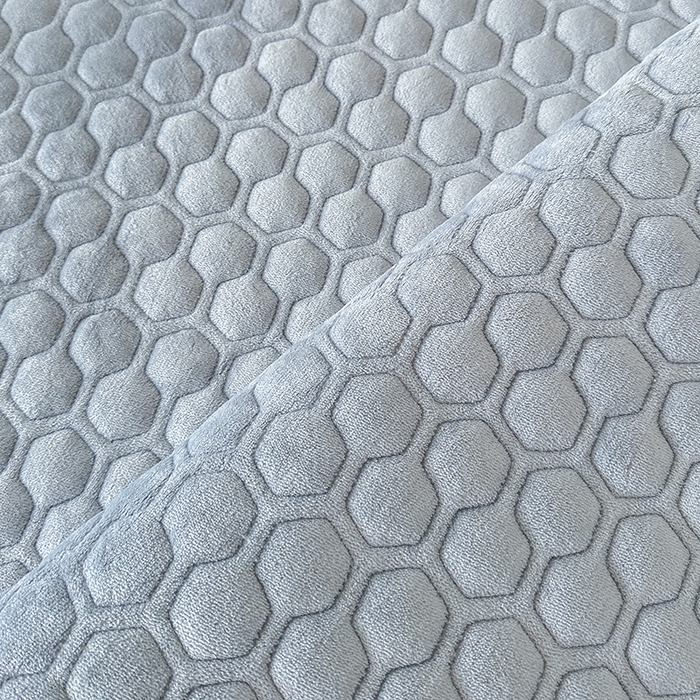 91家纺网 家纺一手货源 找家纺 董韵家纺 2025新款牛奶绒刺绣夹棉床裙三件套系列（控价） 绒语-云烟灰