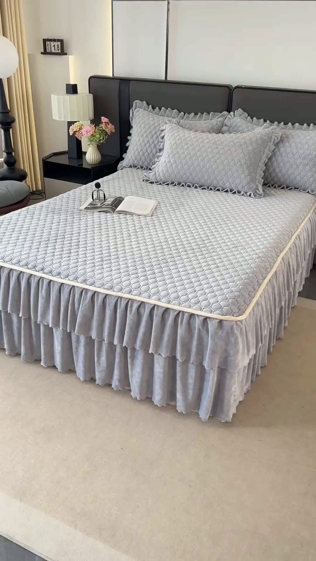 91家纺网 家纺一手货源 找家纺 董韵家纺 2025新款牛奶绒刺绣夹棉床裙三件套系列（控价） 绒语-云烟灰