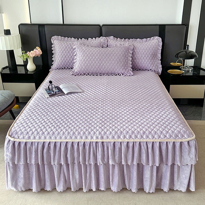 91家纺网 家纺一手货源 找家纺 董韵家纺 2025新款牛奶绒刺绣夹棉床裙三件套系列（控价） 绒语-云紫