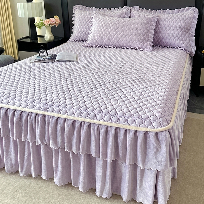 91家纺网 家纺一手货源 找家纺 董韵家纺 2025新款牛奶绒刺绣夹棉床裙三件套系列（控价） 绒语-云紫