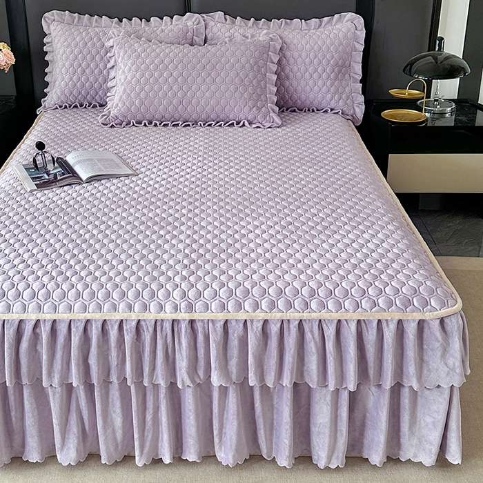 91家纺网 家纺一手货源 找家纺 董韵家纺 2025新款牛奶绒刺绣夹棉床裙三件套系列（控价） 绒语-云紫