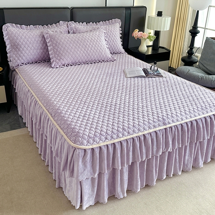 91家纺网 家纺一手货源 找家纺 董韵家纺 2025新款牛奶绒刺绣夹棉床裙三件套系列（控价） 绒语-云紫