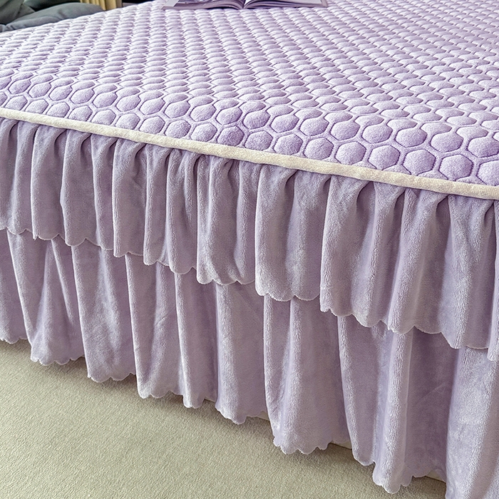 91家纺网 家纺一手货源 找家纺 董韵家纺 2025新款牛奶绒刺绣夹棉床裙三件套系列（控价） 绒语-云紫