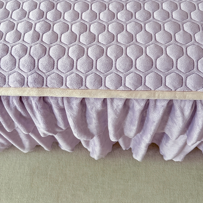 91家纺网 家纺一手货源 找家纺 董韵家纺 2025新款牛奶绒刺绣夹棉床裙三件套系列（控价） 绒语-云紫