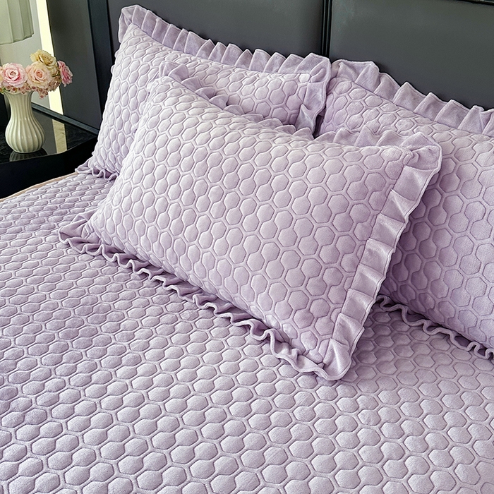 91家纺网 家纺一手货源 找家纺 董韵家纺 2025新款牛奶绒刺绣夹棉床裙三件套系列（控价） 绒语-云紫