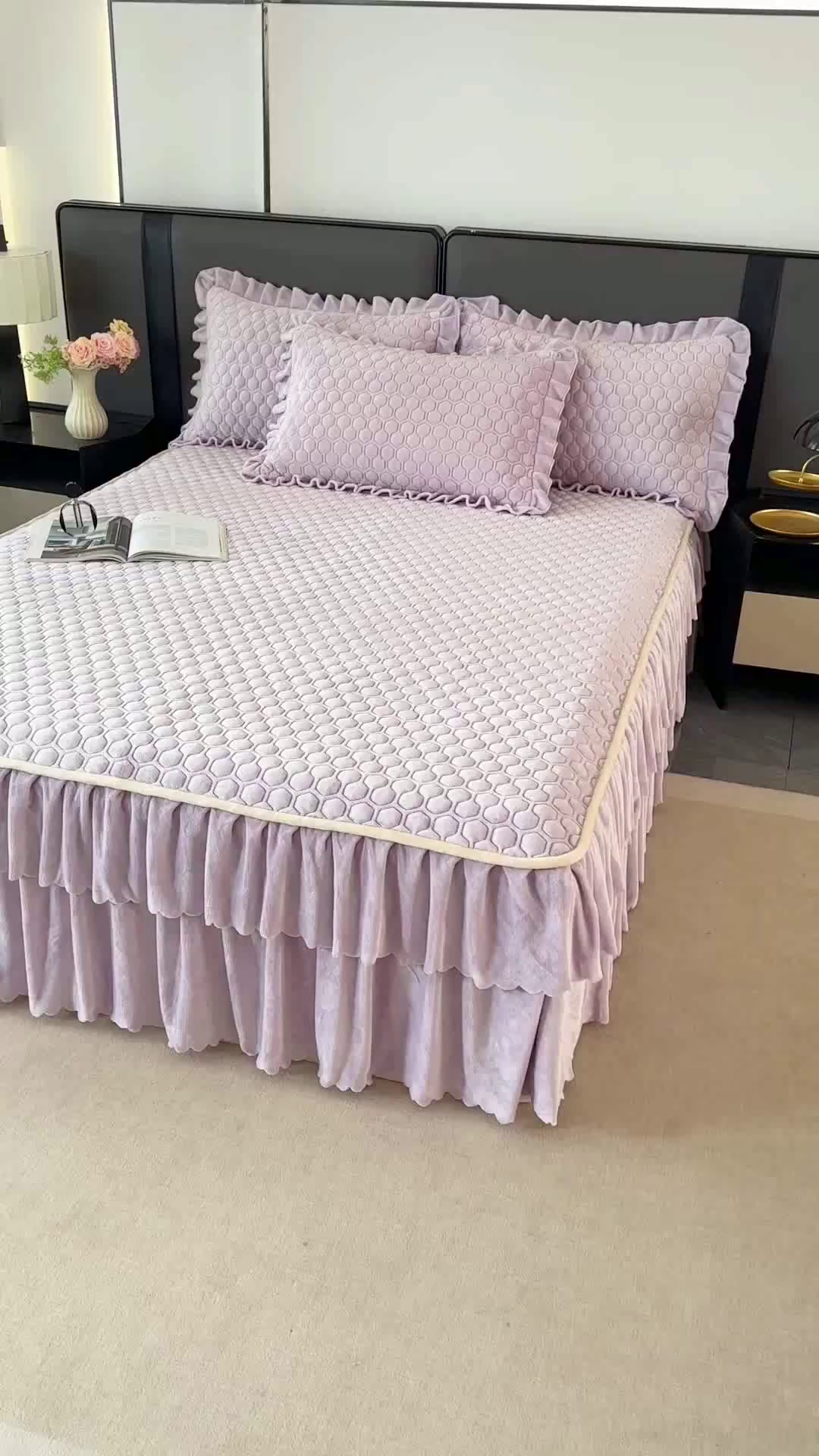 91家纺网 家纺一手货源 找家纺 董韵家纺 2025新款牛奶绒刺绣夹棉床裙三件套系列（控价） 绒语-云紫