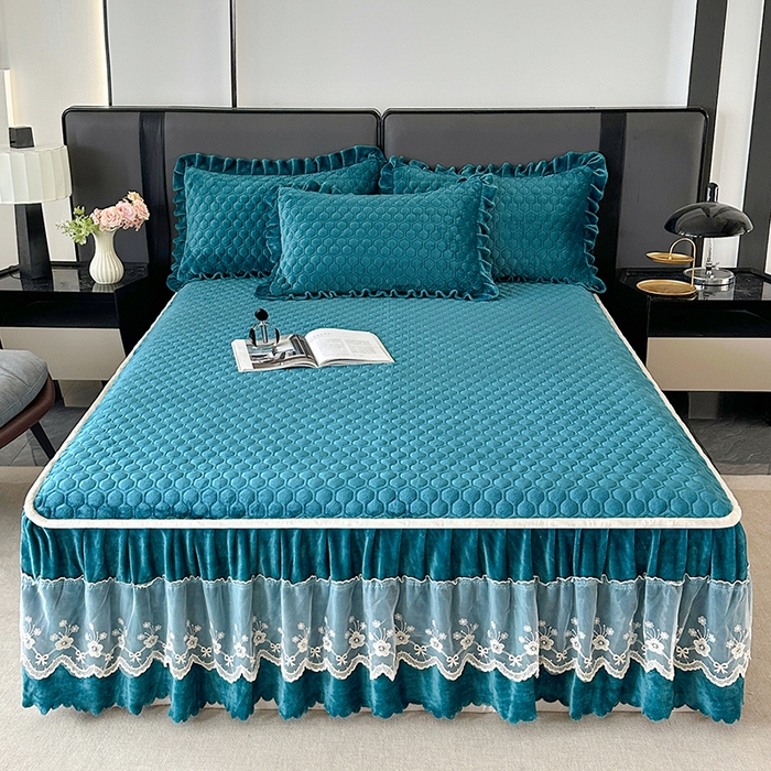 91家纺网 家纺一手货源 找家纺 董韵家纺 2025新款牛奶绒刺绣夹棉床裙三件套系列（控价） 丝语-靛青