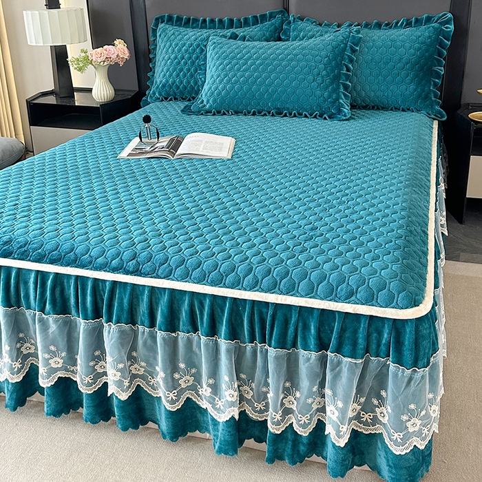 91家纺网 家纺一手货源 找家纺 董韵家纺 2025新款牛奶绒刺绣夹棉床裙三件套系列（控价） 丝语-靛青