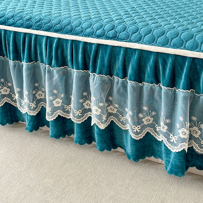 91家纺网 家纺一手货源 找家纺 董韵家纺 2025新款牛奶绒刺绣夹棉床裙三件套系列（控价） 丝语-靛青