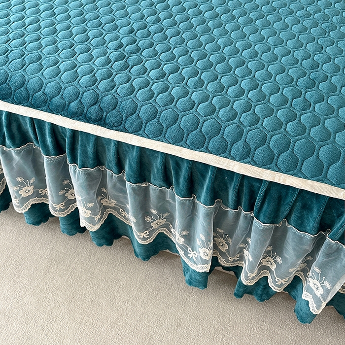 91家纺网 家纺一手货源 找家纺 董韵家纺 2025新款牛奶绒刺绣夹棉床裙三件套系列（控价） 丝语-靛青