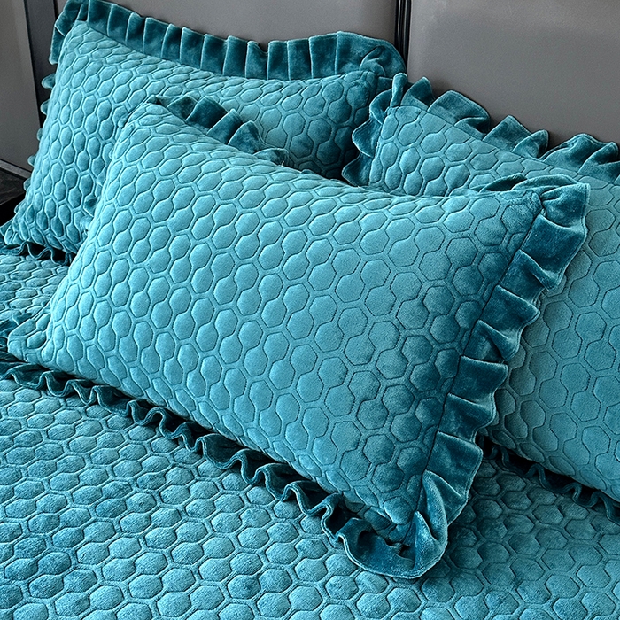 91家纺网 家纺一手货源 找家纺 董韵家纺 2025新款牛奶绒刺绣夹棉床裙三件套系列（控价） 丝语-靛青