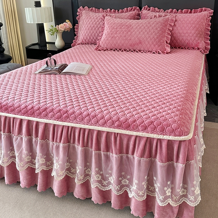 91家纺网 家纺一手货源 找家纺 董韵家纺 2025新款牛奶绒刺绣夹棉床裙三件套系列（控价） 丝语-豆沙