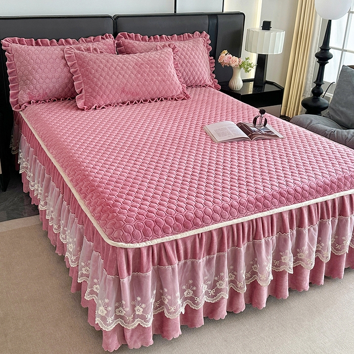 91家纺网 家纺一手货源 找家纺 董韵家纺 2025新款牛奶绒刺绣夹棉床裙三件套系列（控价） 丝语-豆沙