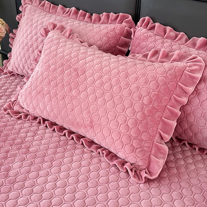 91家纺网 家纺一手货源 找家纺 董韵家纺 2025新款牛奶绒刺绣夹棉床裙三件套系列（控价） 丝语-豆沙