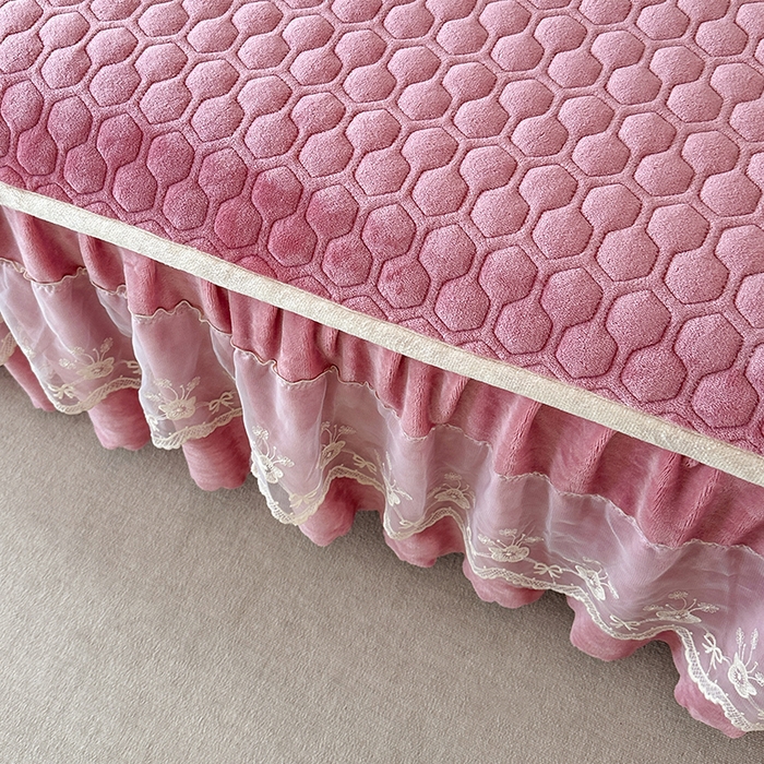 91家纺网 家纺一手货源 找家纺 董韵家纺 2025新款牛奶绒刺绣夹棉床裙三件套系列（控价） 丝语-豆沙