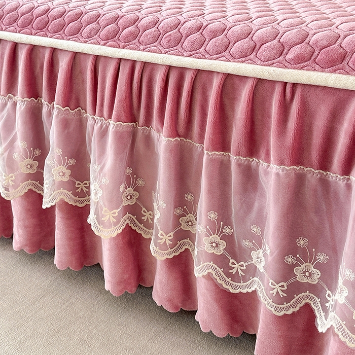 91家纺网 家纺一手货源 找家纺 董韵家纺 2025新款牛奶绒刺绣夹棉床裙三件套系列（控价） 丝语-豆沙