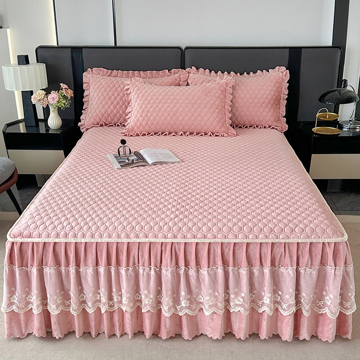 91家纺网 家纺一手货源 找家纺 董韵家纺 2025新款牛奶绒刺绣夹棉床裙三件套系列（控价） 丝语-凝脂玉