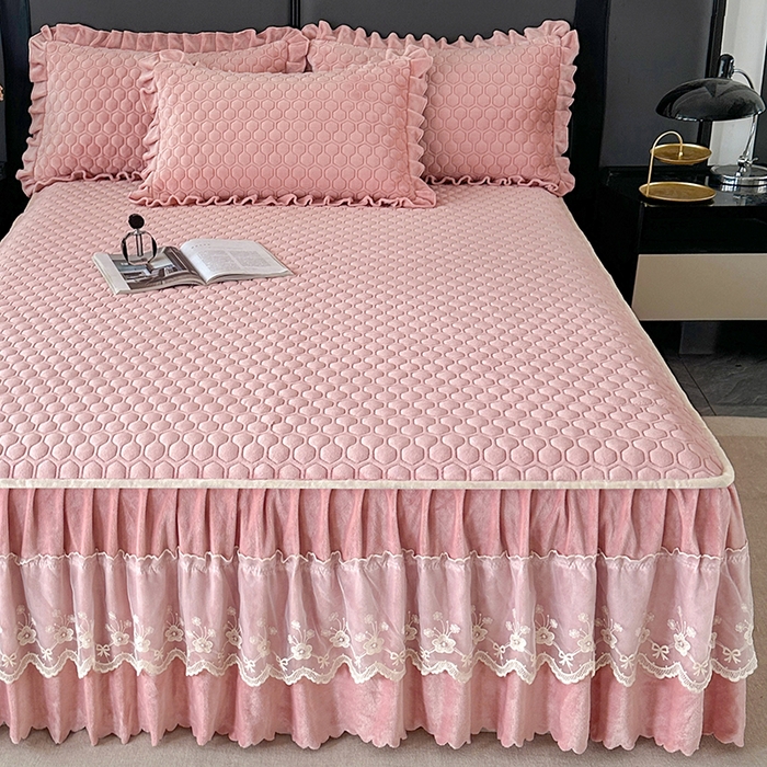 91家纺网 家纺一手货源 找家纺 董韵家纺 2025新款牛奶绒刺绣夹棉床裙三件套系列（控价） 丝语-凝脂玉