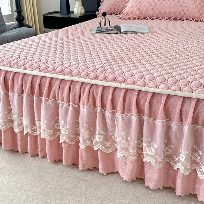 91家纺网 家纺一手货源 找家纺 董韵家纺 2025新款牛奶绒刺绣夹棉床裙三件套系列（控价） 丝语-凝脂玉