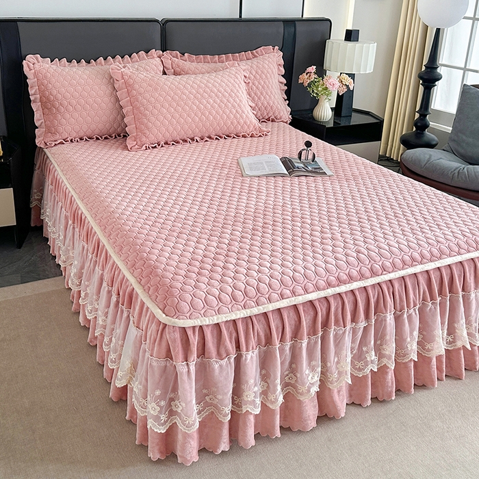 91家纺网 家纺一手货源 找家纺 董韵家纺 2025新款牛奶绒刺绣夹棉床裙三件套系列（控价） 丝语-凝脂玉