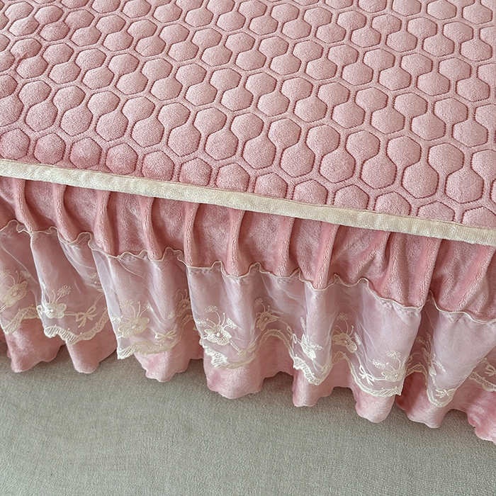 91家纺网 家纺一手货源 找家纺 董韵家纺 2025新款牛奶绒刺绣夹棉床裙三件套系列（控价） 丝语-凝脂玉