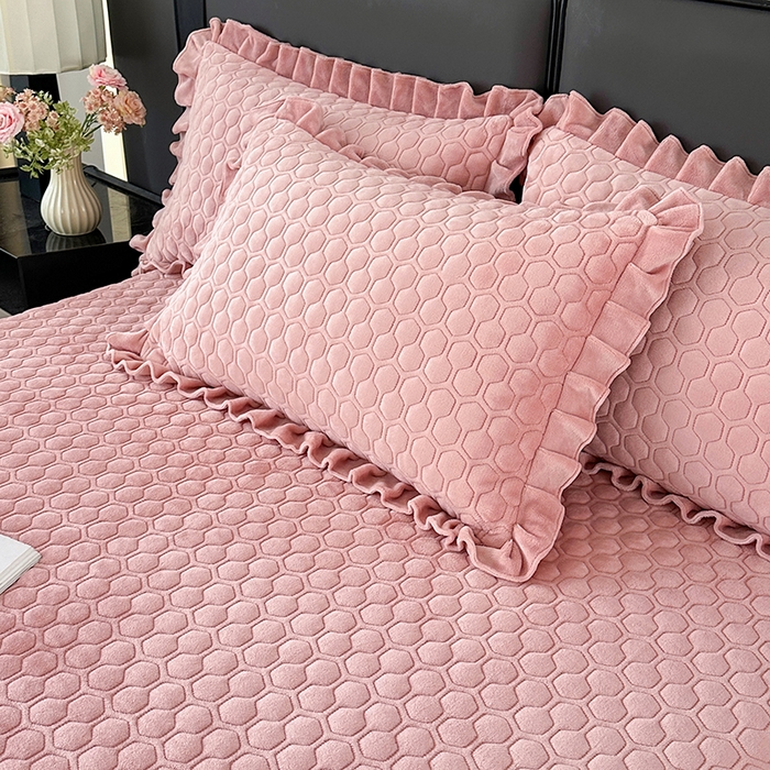 91家纺网 家纺一手货源 找家纺 董韵家纺 2025新款牛奶绒刺绣夹棉床裙三件套系列（控价） 丝语-凝脂玉