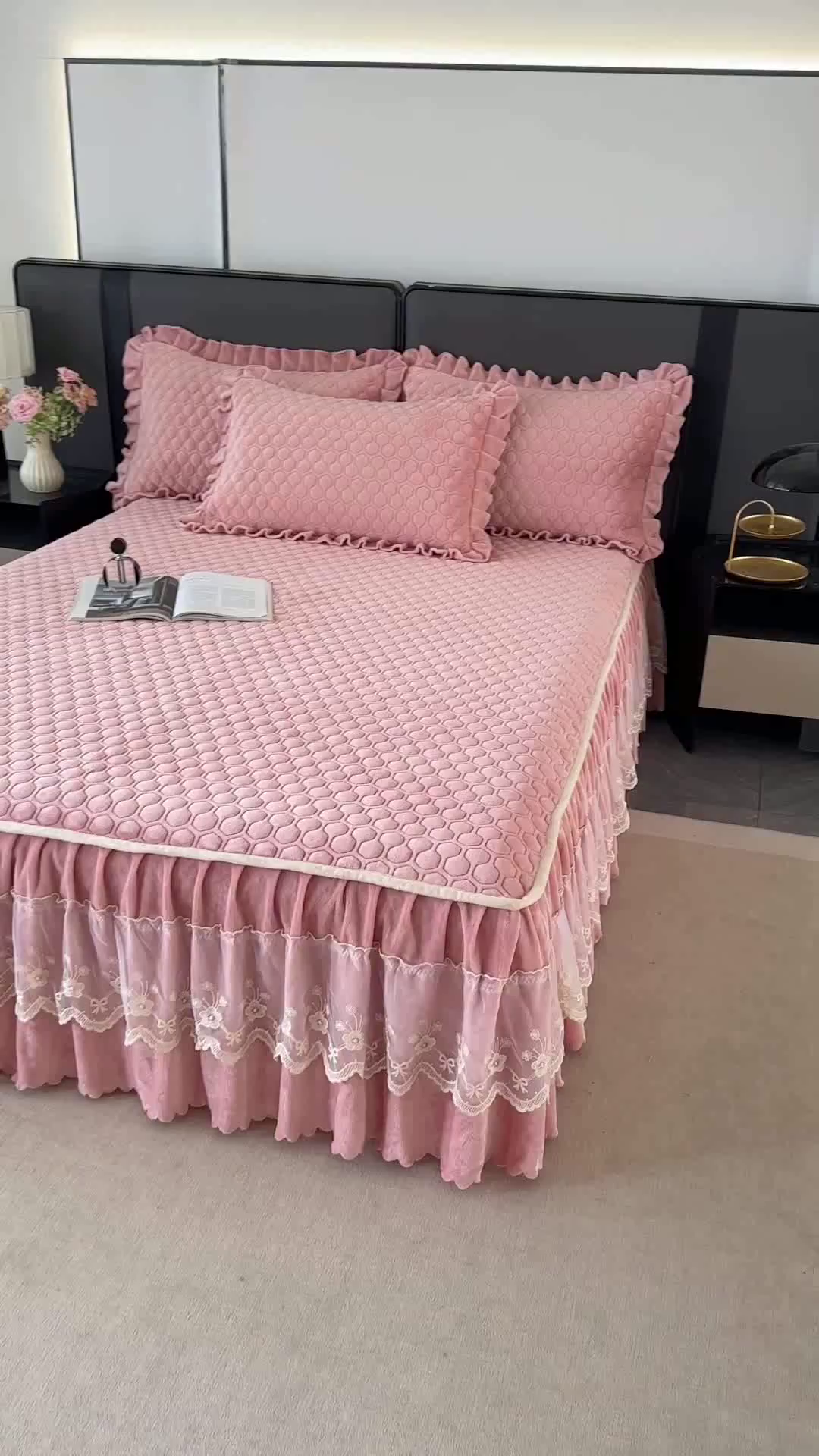 91家纺网 家纺一手货源 找家纺 董韵家纺 2025新款牛奶绒刺绣夹棉床裙三件套系列（控价） 丝语-凝脂玉