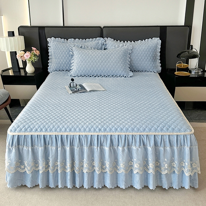 91家纺网 家纺一手货源 找家纺 董韵家纺 2025新款牛奶绒刺绣夹棉床裙三件套系列（控价） 丝语-浅穹蓝