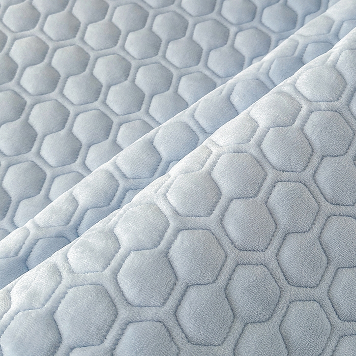 91家纺网 家纺一手货源 找家纺 董韵家纺 2025新款牛奶绒刺绣夹棉床裙三件套系列（控价） 丝语-浅穹蓝