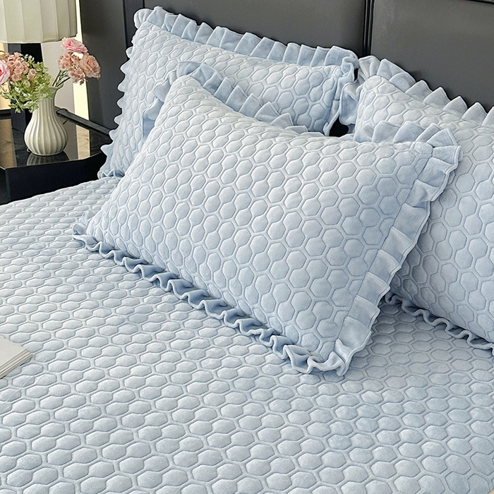 91家纺网 家纺一手货源 找家纺 董韵家纺 2025新款牛奶绒刺绣夹棉床裙三件套系列（控价） 丝语-浅穹蓝