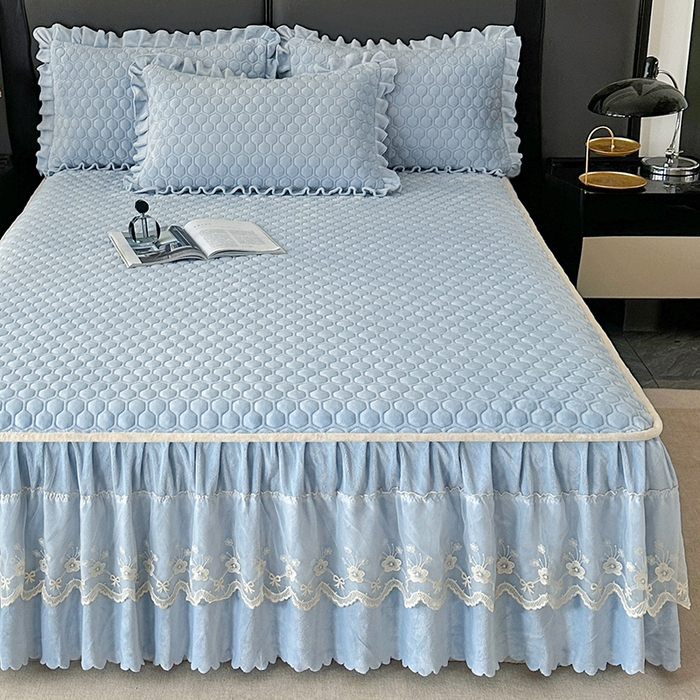 91家纺网 家纺一手货源 找家纺 董韵家纺 2025新款牛奶绒刺绣夹棉床裙三件套系列（控价） 丝语-浅穹蓝