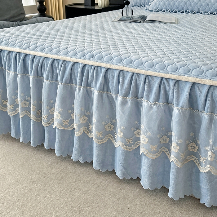 91家纺网 家纺一手货源 找家纺 董韵家纺 2025新款牛奶绒刺绣夹棉床裙三件套系列（控价） 丝语-浅穹蓝