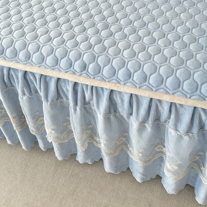 91家纺网 家纺一手货源 找家纺 董韵家纺 2025新款牛奶绒刺绣夹棉床裙三件套系列（控价） 丝语-浅穹蓝