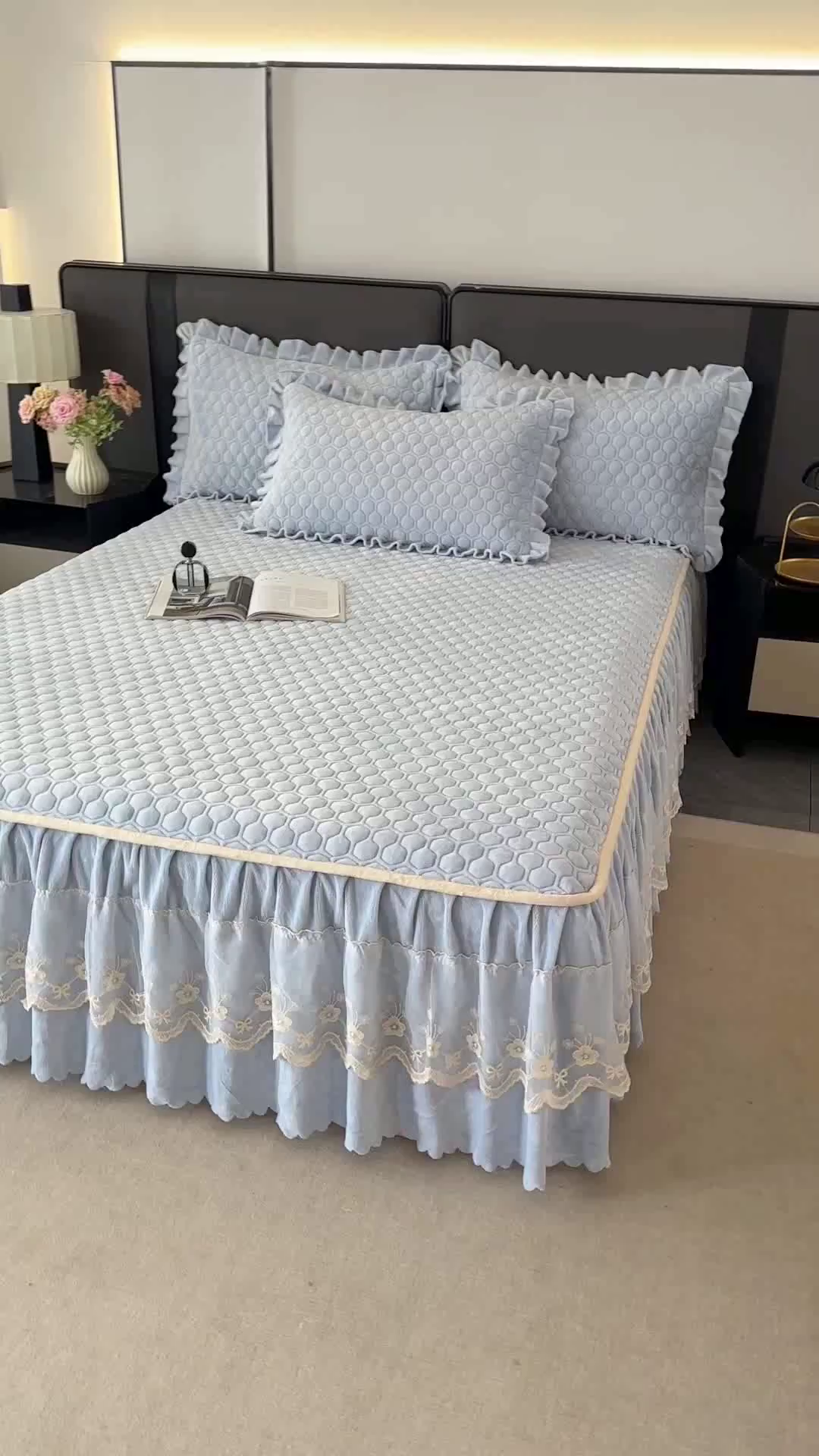 91家纺网 家纺一手货源 找家纺 董韵家纺 2025新款牛奶绒刺绣夹棉床裙三件套系列（控价） 丝语-浅穹蓝