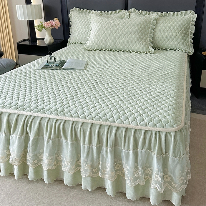 91家纺网 家纺一手货源 找家纺 董韵家纺 2025新款牛奶绒刺绣夹棉床裙三件套系列（控价） 丝语-青霭