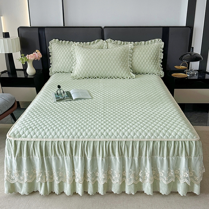 91家纺网 家纺一手货源 找家纺 董韵家纺 2025新款牛奶绒刺绣夹棉床裙三件套系列（控价） 丝语-青霭