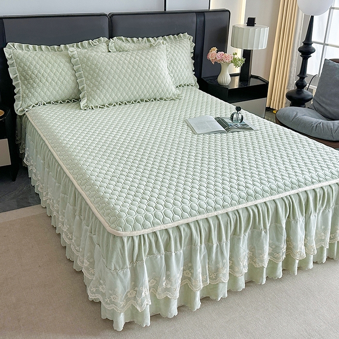 91家纺网 家纺一手货源 找家纺 董韵家纺 2025新款牛奶绒刺绣夹棉床裙三件套系列（控价） 丝语-青霭