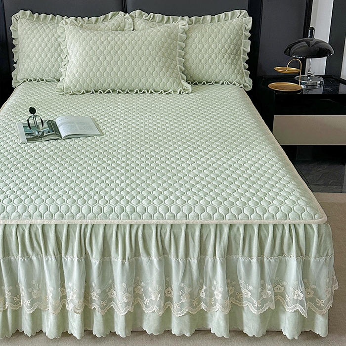 91家纺网 家纺一手货源 找家纺 董韵家纺 2025新款牛奶绒刺绣夹棉床裙三件套系列（控价） 丝语-青霭