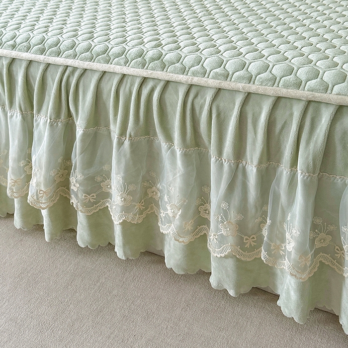 91家纺网 家纺一手货源 找家纺 董韵家纺 2025新款牛奶绒刺绣夹棉床裙三件套系列（控价） 丝语-青霭