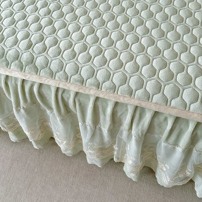 91家纺网 家纺一手货源 找家纺 董韵家纺 2025新款牛奶绒刺绣夹棉床裙三件套系列（控价） 丝语-青霭