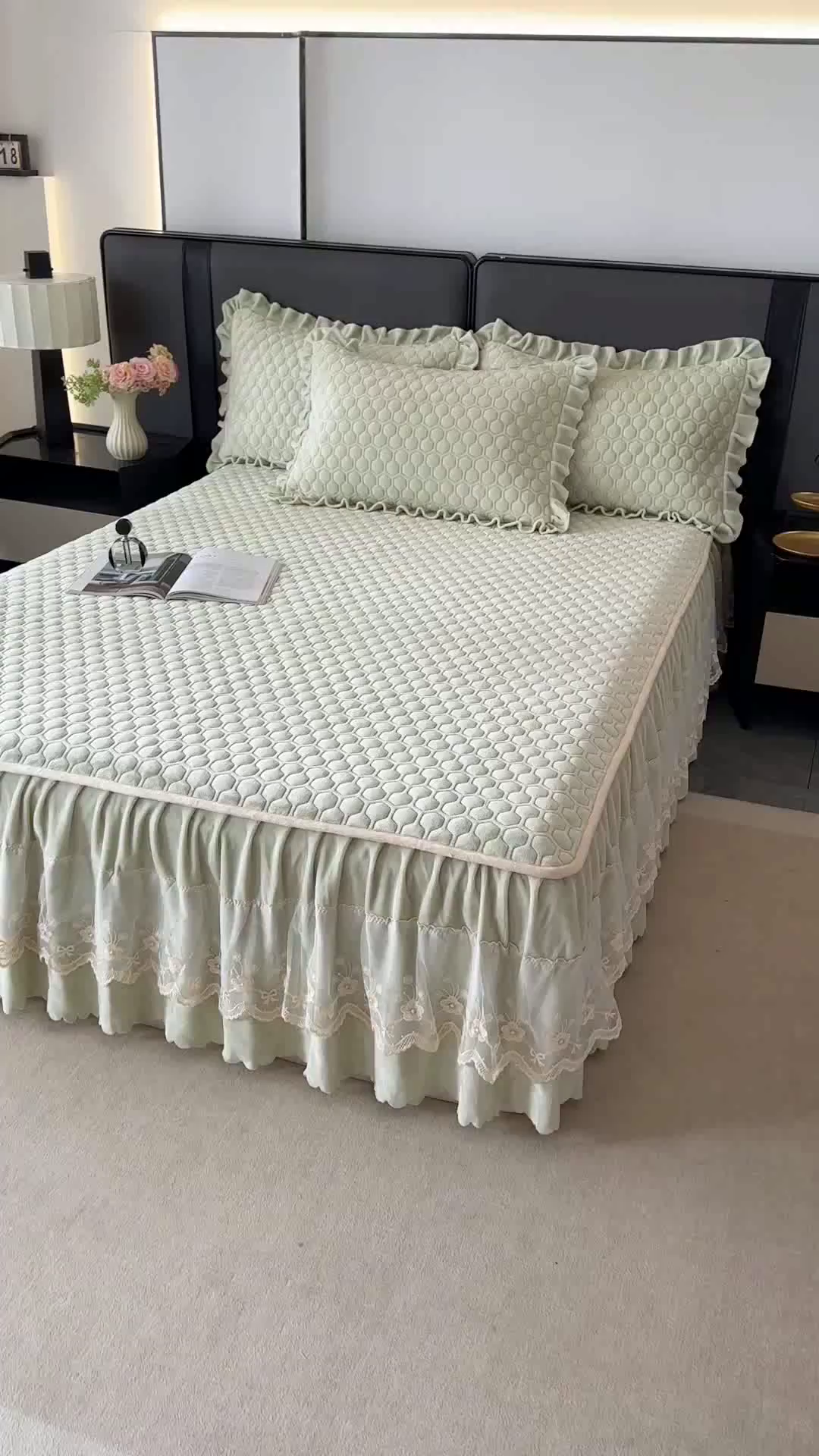 91家纺网 家纺一手货源 找家纺 董韵家纺 2025新款牛奶绒刺绣夹棉床裙三件套系列（控价） 丝语-青霭