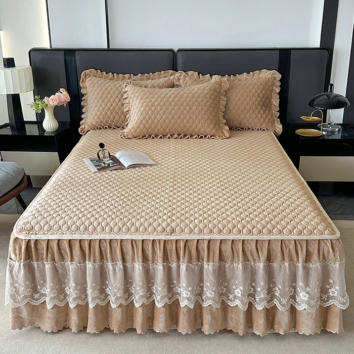 91家纺网 家纺一手货源 找家纺 董韵家纺 2025新款牛奶绒刺绣夹棉床裙三件套系列（控价） 丝语-驼奶咖