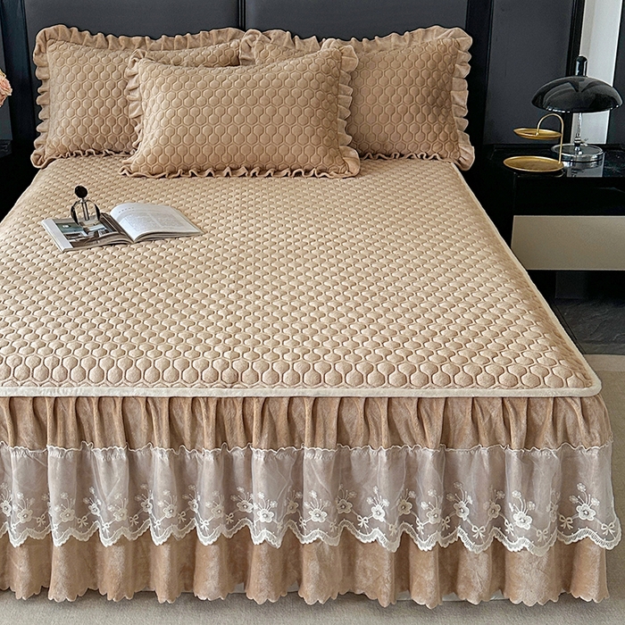 91家纺网 家纺一手货源 找家纺 董韵家纺 2025新款牛奶绒刺绣夹棉床裙三件套系列（控价） 丝语-驼奶咖