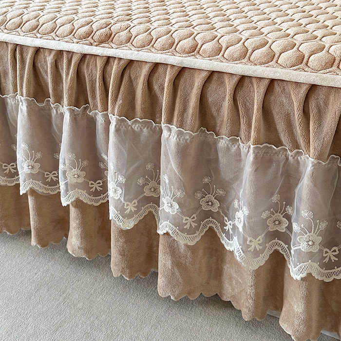 91家纺网 家纺一手货源 找家纺 董韵家纺 2025新款牛奶绒刺绣夹棉床裙三件套系列（控价） 丝语-驼奶咖