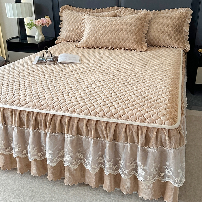 91家纺网 家纺一手货源 找家纺 董韵家纺 2025新款牛奶绒刺绣夹棉床裙三件套系列（控价） 丝语-驼奶咖